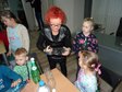 Karmniki dla ptaków powstały dziś w wieluńskiej bibliotece miejskiej
